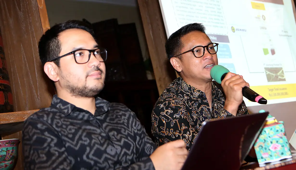 Dirut Mandiri Manajemen Investasi, Alvin Pattisahusiwa (kanan) saat memberikan paparan di Jakarta, Kamis (18/10). Melalui produk Kontrak Investasi Kolektif Dana Investasi Infrastruktur, MMI akan memenuhi solusi investasi. (Liputan6.com/HO/Wawan)