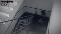 Rekaman CCTV memperlihatkan makhluk misterius itu tiba-tiba menyerang salah seorang dari pemuda yang sedang menuruni tangga (Thesun.co.uk).