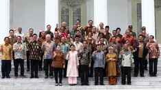 Presiden Joko Widodo bersama Ibu Iriana Joko Widodo dan Wapres Jusuf Kalla bersama Ibu Mufidah Jusuf Kalla foto bersama sejumlah Menteri Kabinet Kerja Periode 2014-2019 saat acara perpisahan di Istana Negara, Jakarta, Jumat (18/10/2019). (Istimewa)
