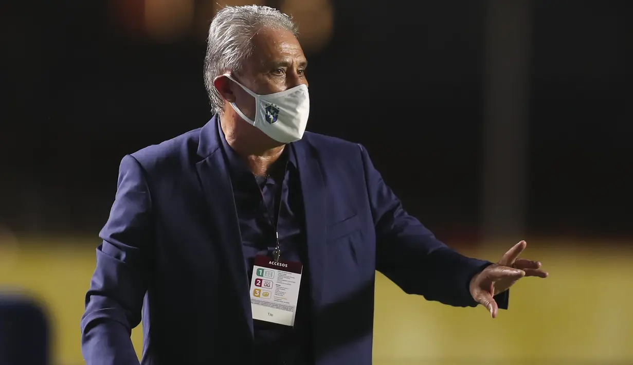 Pelatih Brasil, Adenor Leonardo, memberikan arahan kepada pemainnya saat menghadapi Venezuela pada laga lanjutan kualifikasi Piala Dunia 2022 zona CONMEBOL di Stadion Morumbi, Sabtu (14/11/2020) pagi WIB. Brasil menang 1-0 atas Venezuela. (AFP/Fernando Bizerra/pool)