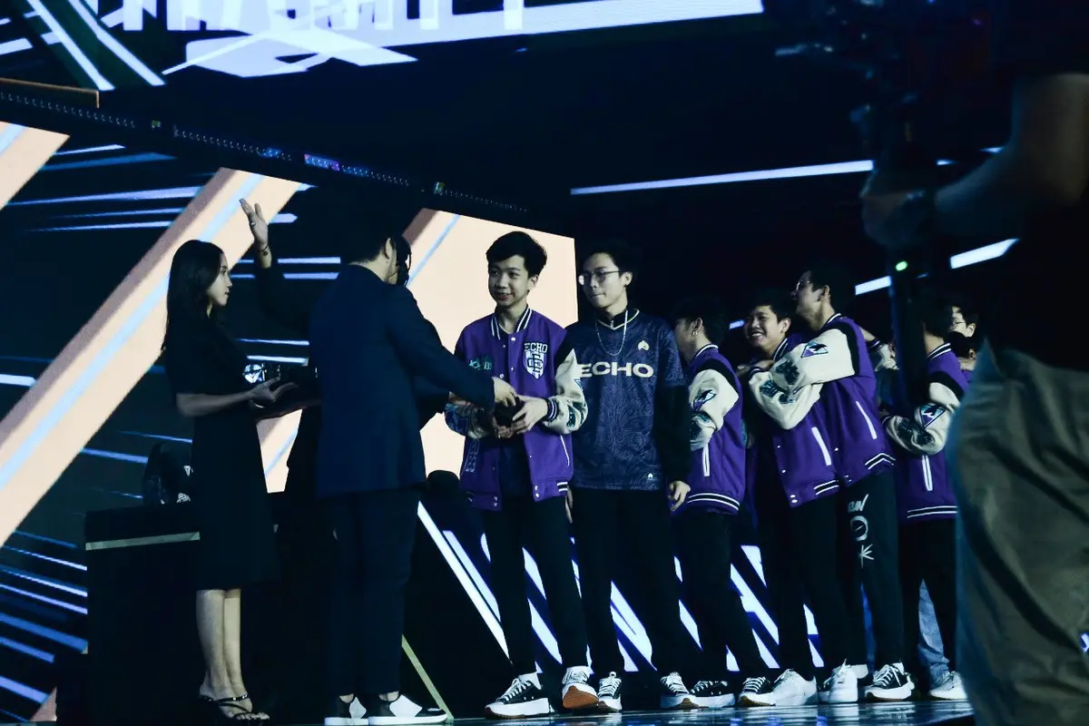 Pemain Echo saat menerima cincin juara Turnamen esports Mobile Legends M4 World Championship