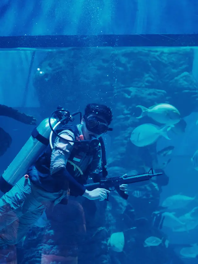 Pengibaran Bendera Merah Putih Raksasa Sambut HUT ke-76 RI di Jakarta Aquarium & Safari