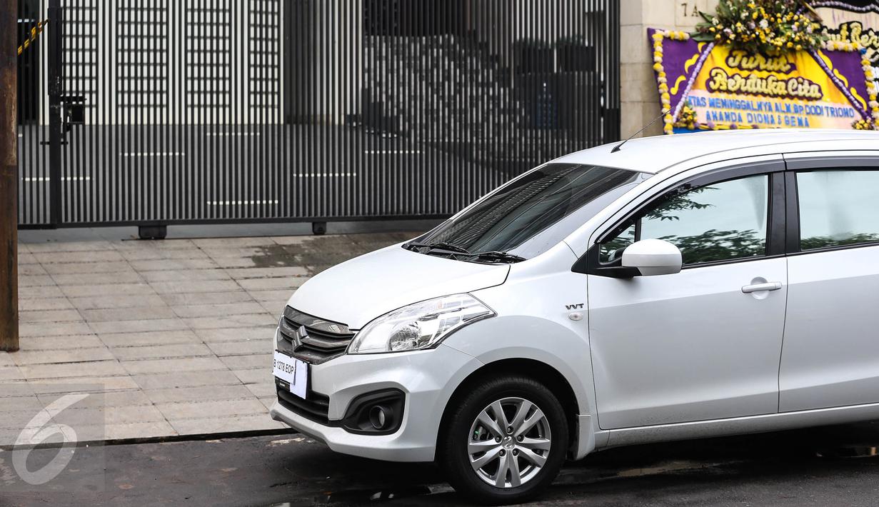 Mobil yang dipakai para tersangka dalam aksi perampokan dan pembunuhan di perumahan Pulomas, Jakarta Timur, Jumat (6/1). Polres Metro Jakarta Timur menggelar prarekonstruksi perampokan dan pembunuhan di rumah mewah tersebut. (Liputan6.com/Faizal Fanani)