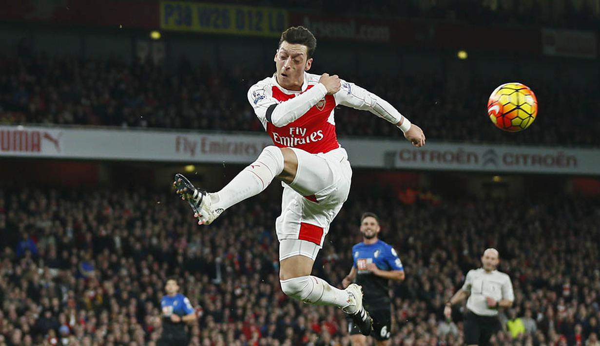 Aksi Gelandang Arsenal, Mesut Ozil, saat akan membobol gawang Bournemouth pada laga Liga Inggris di Stadion Emirates, Inggris. (Reuters/Stefan Wermuth) 