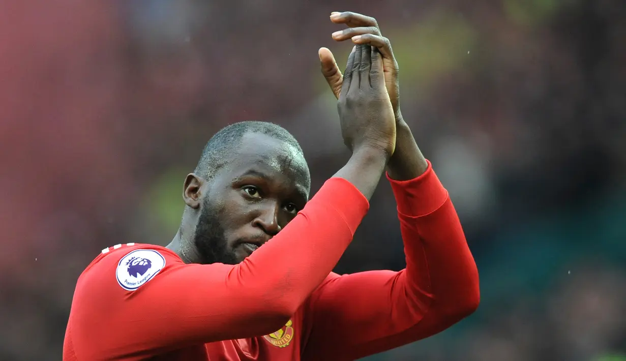 Pemain Manchester United, Romelu Lukaku memberi tepuk tangan pada penonton saat melawan Liverpool dalam pertandingan Liga Inggris di Old Trafford, Manchester, Inggris, Sabtu (10/3). MU kokoh di posisi kedua klasemen. (AP Photo/Rui Vieira)