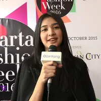 Menghadiri Jakarta Fashion Week 2016, Mikha Tambayong hanya menjadi penikmat fashion. Kurang mengerti fashion salah satu alasan Mikha Tambayong untuk tidak ikut ke dunia fashion.