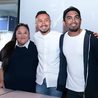 Glenn Fredly ditemui acara peluncuran singel Menanti dari duo vokalis arahannya, Bakhes featuring Tiara Degrasia, di Cilandak Town Square, Jakarta Selatan, pada Kamis (9/2/2017). (Deki Prayoga/Bintang.com)