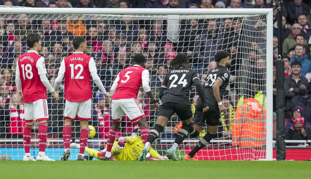 Pemain Bournemouth, Philip Billing (kanan) mencetak gol pertama timnya ke gawang Arsenal pada laga pekan ke-26 Liga Inggris 2022/2023 yang berlangsung di Emirates Stadium, London, Sabtu (04/03/2023). Billing mencatatkan namanya di papan skor ketika laga baru berjalan 9,11 detik. (AP Photo/Kin Cheung)