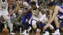 Pemain Boston Celtics, Jaylen Brown (7) berebut bola dengan para pemain Philadelphia 76ers pada game kedua semifinal NBA Wilayah Timur di TD Garden, Boston, (3/5/2018). Boston Celtics menang 108-103. (AP/Elise Amendola)