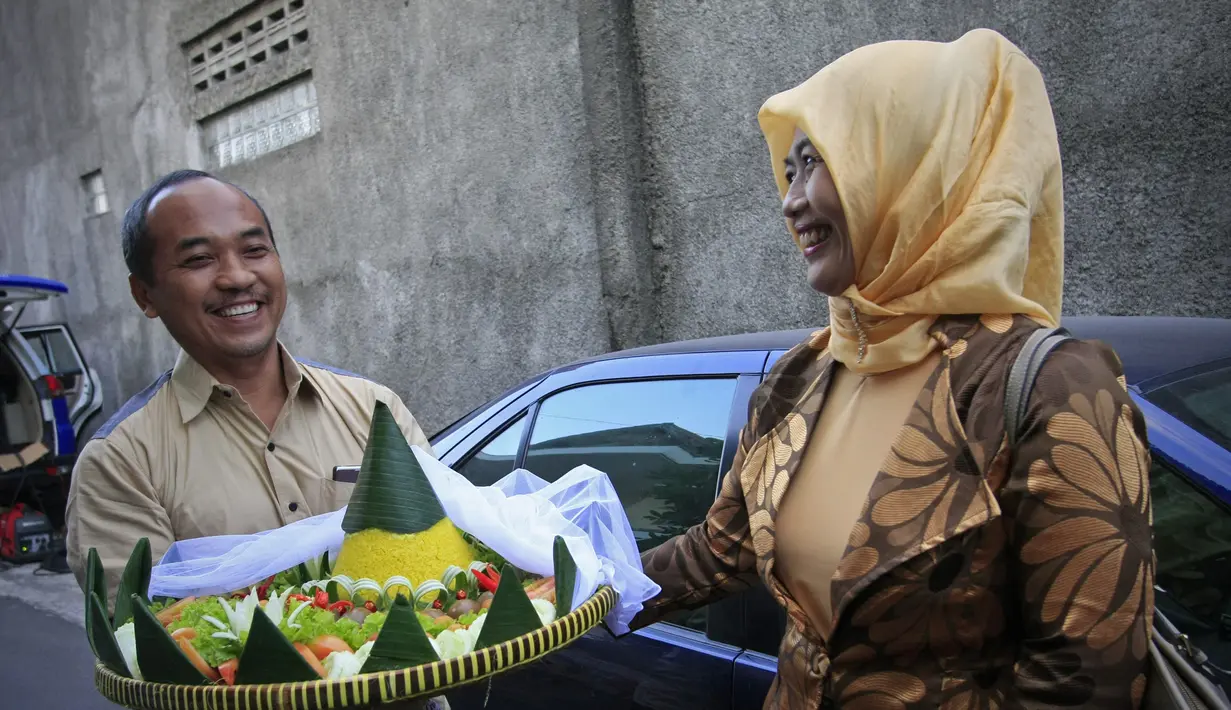 Keluarga mensyukuri penetapan Jokowi sebagai Presiden RI oleh sidang pleno KPU dengan menggelar tumpengan di kediaman Ibundanya, Sudjiatmi Notomihardjo di Solo, Selasa (22/7/14). (ANTARA FOTO/Hafidz Novalsyah) 