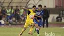 Pemain Persib Bandung, Dedi Kusnandar (kanan) berduel dengan pemain Mitra Kukar, Muhammad Bahtiar pada babak delapan besar Piala Presiden 2017 di Stadion Manahan, Solo. Jumat (25/2/2017). (Bola.com/Nicklas Hanoatubun)