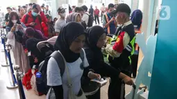 Hingga H-5 Lebaran 1446 H atau Rabu (26/3/2025), PT Kereta Api Indonesia (KAI) Daerah Operasi (Daop) 1 Jakarta telah menjual 700.836 tiket. (Liputan6.com/Herman Zakharia)