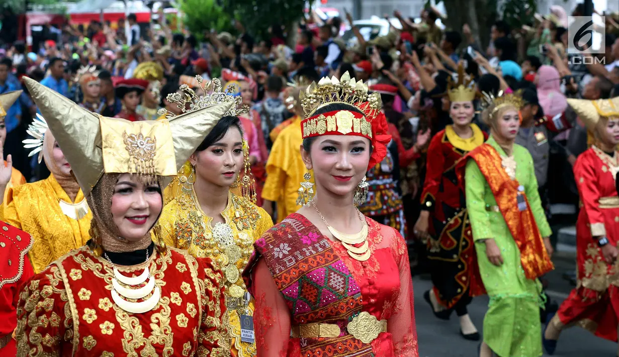 Sejumlah wanita mengenakan busana adat saat mengikuti kirab resepsi pernikahan Kahiyang Ayu-Bobby Nasution di Kota Medan, Sumatera Utara, Minggu (26/11). (Liputan6.com/Johan Tallo)