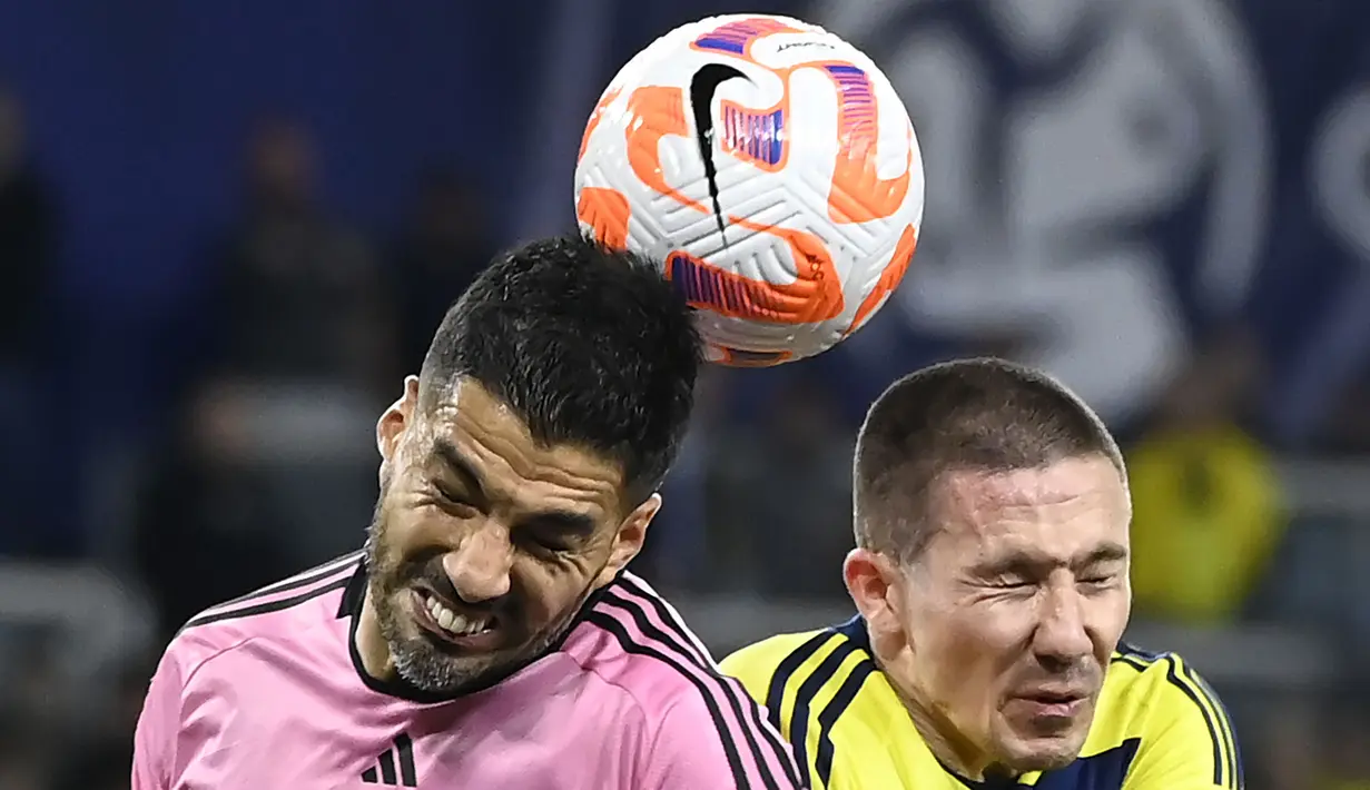 Pemain Inter Miami, Luis Suarez (kiri) berduel udara dengan pemain Nashville FC, Alex Muyl pada laga leg pertama 16 besar Concacaf Champions Cup di Geodis Park, Nashville, Amerika, Jumat (08/03/2024) WIB. (AP Photo/Mark Zaleski)