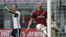 Striker AC Milan, Zlatan Ibrahimovic, menendang gawang usai gagal mencetak gol ke gawang Parma pada laga Serie A di Stadion San Siro, Rabu (15/7/2020). AC Milan menang 3-1 atas Parma. (AP Photo/Luca Bruno)
