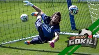 Mattia Perin tunjukkan kelas sebagai kiper masa depan Italia dengan tepis tendangan Antonio Di Natale