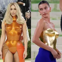 Kim Kardashian dan Hailey Bieber Tampil Senada di Met Gala 2026. Photo by MIKE COPPOLA / GETTY IMAGES NORTH AMERICA / GETTY IMAGES VIA AFP/Photo by LEONARDO MUNOZ / AFP