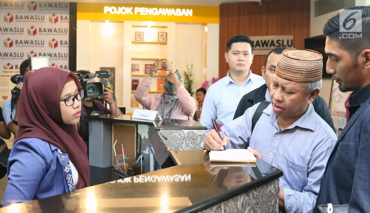 Dahlan Pido (kedua kanan) jelang membuat pengaduan pelanggaran Pemilu di Bawaslu, Jakarta, (18/10). Mereka melaporkan dugaan pelanggaran pemilu oleh dua menteri kabinet kerja, Luhut Binsar Pandjaitan dan Sri Mulyani. (Liputan6.com/Helmi Fithriansyah)