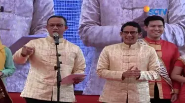 Anies-Sandi membuka Festival Pecinan 2018 di Glodok, Jawa Barat dan sempat memberikan angpao pada para seniman yang melakukan atraksi barongsai.