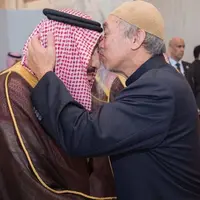 Sebelum jabat tangan dengan Ahok, Raja Salman dicium keningnya oleh pria keturunan Cina bernama Syekh Hussain Yee. (Foto: Instagram/King Salman)