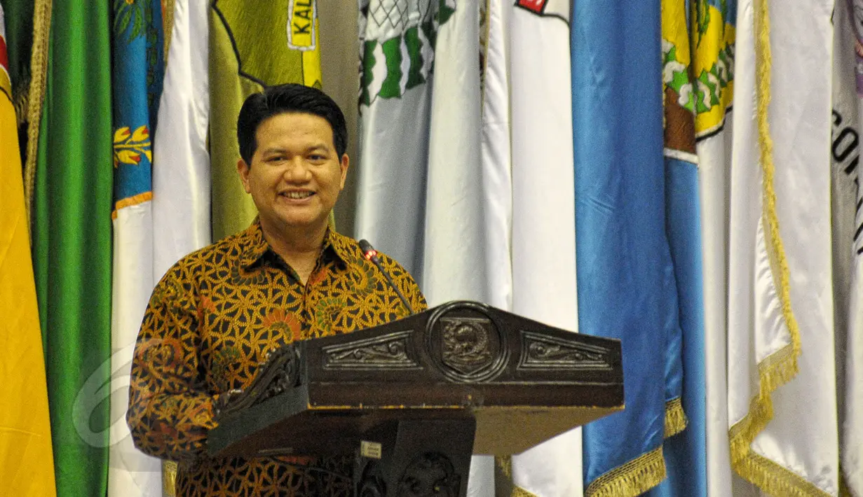 Ketua KPU Pusat, Husni Kamil Manik menyampaikan paparan usai penyerahan Daftar Penduduk Potensial Pemilih Pemilihan (DP4) Pilkada Serentak 2015 di Kemendagri, Jakarta, Rabu (3/6/2015). (Liputan6.com/Yoppy Renato)