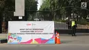 Petugas keamanan berjaga di Pintu Masuk 10 Kawasan Gelora Bung Karno, Jakarta, Jumat (20/7). Untuk memperlancar proses persiapan Asian Games 2018, kawasan GBK kembali ditutup untuk umum. (Liputan6.com/Helmi Fithriansyah)