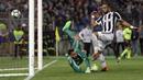 Aksi pemain Juventus, Medhi Benatia saat membobol gawang Gianluigi Donnarumma pada final Coppa Italia di Rome Olympic stadium, (9/5/2018). Juventus menang 4-0. (AP/Gregorio Borgia)