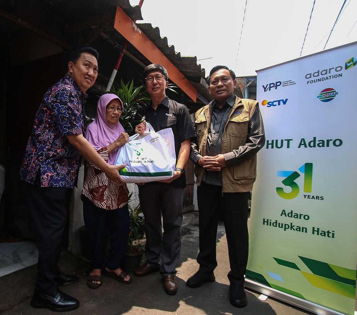 Dalam rangka memperingati hari jadi ke-31, PT Adaro Energy Indonesia membagikan ribuan paket sembako kepada masyarakat yang kurang beruntung dengan menggandeng Yayasan Pundi Amal Peduli Kasih (YPP) Surya Citra Media (SCM).<br>