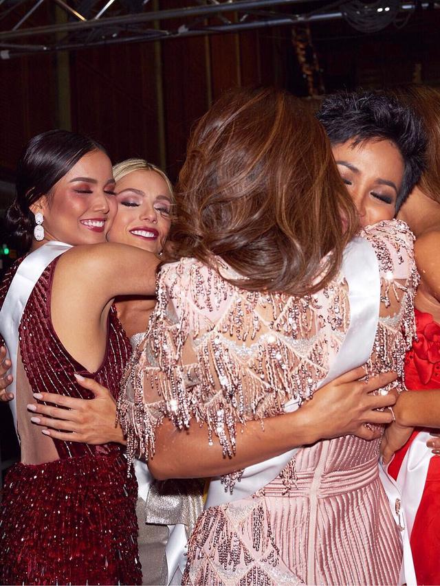 Wakil Amerika Serikat di Miss Universe 2018, Sarah Rose Summers, bersama kontestan dari negara lain. (Instagram/ sarahrosesummers - https://www.instagram.com/p/BrVhYAEhq_8/)
