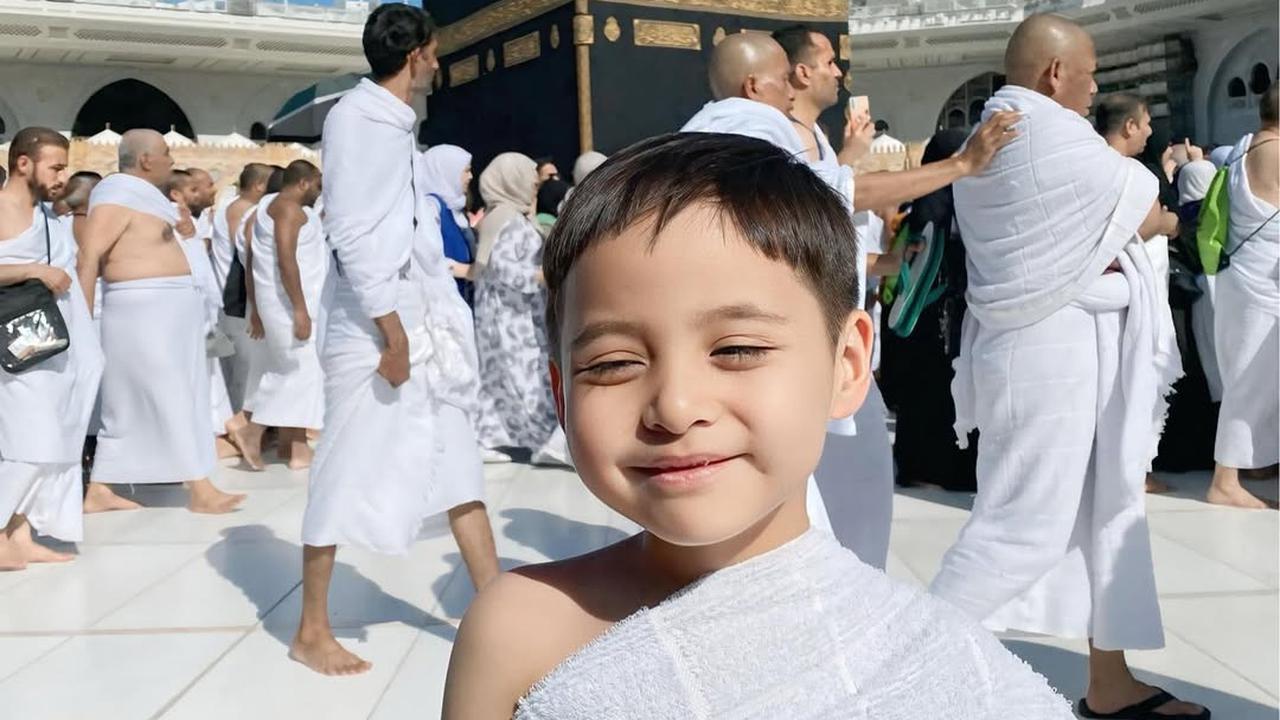 Potret Tasya Kamila Isi Liburan Akhir Tahun dengan Umrah Sekeluarga, Ajak 2 Anaknya Sekaligus