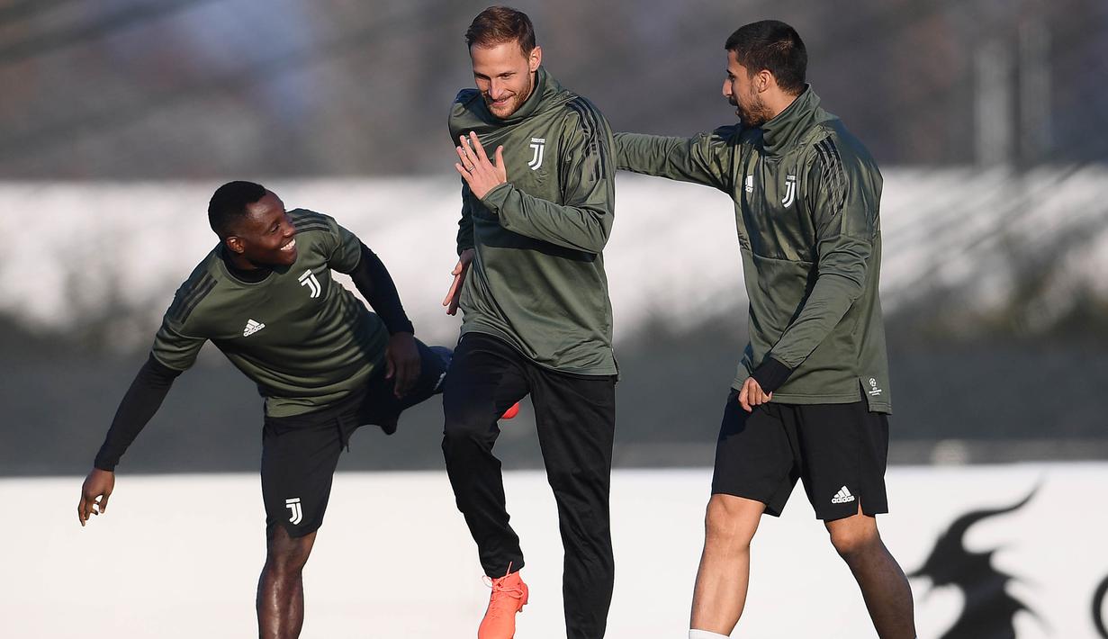 Pemain Juventus, Benedikt Howedes, Kwadwo Asamoah dan Sami Khedira, saat sesi latihan jelang laga Liga Champions di kompleks training center Juventus, Selasa (21/11/2017). Juventus akan berhadapan dengan Barcelona. (AFP/Marco Bertorello)