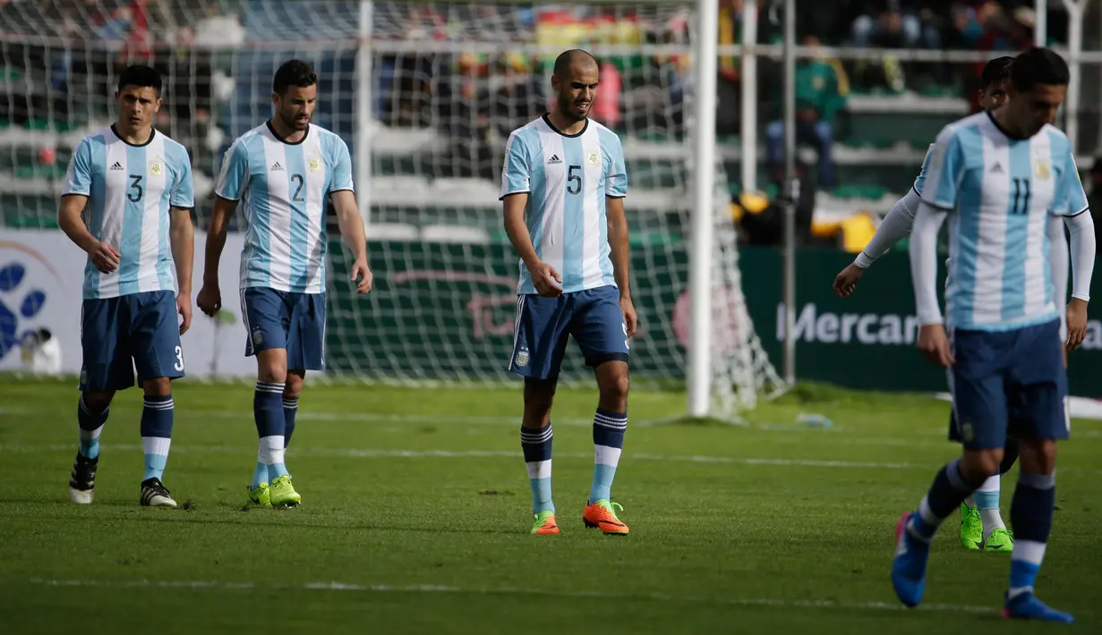 Pemain Argentina meninggalkan lapangan seusai laga Kualifikasi Piala Dunia 2018 zona Amerika Selatan di Stadion Hernando Siles, La Paz, Bolivia, Rabu (29/3). Tanpa Lionel Messi, Argentina kalah 0-2 dari Bolivia. (AP Photo/Victor R. Caivano)