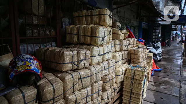 Penjualan Besek Bambu Jelang Idul Adha