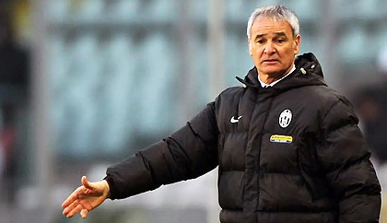 Juventus coach Claudio Ranieri gestures during his team's Italian Serie A match against Siena on January 11, 2008 at Olympic Stadium in Turin. Juventus defeated Siena 1-0. AFP PHOTO/GIUSEPPE CACACE