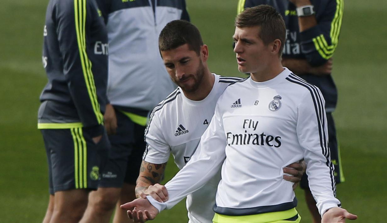 Pemain Real Madrid, Toni Kroos dan Sergio Ramos berlatih jelang laga La Liga melawan Celta Vigo di Madrid, Spanyol, Jumat (23/10/2015). (EPA/Mariscal)