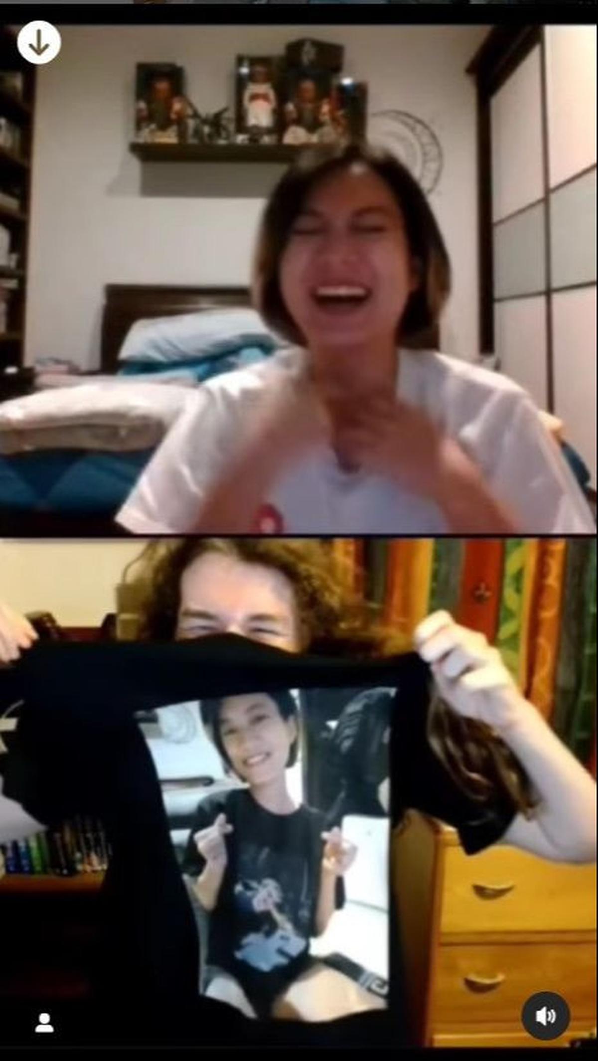 Dan tak ketinggalan momen saat pacar mencetak wajahnya di kaos, sungguh 'membuat hati berbunga' bagi setiap wanita yang melihatnya.