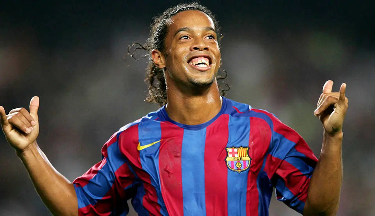 Ronaldinho - Pria berusia 41 tahun ini merupakan pemegang nomor 10 terbaik sebelum dikenakan Lionel Messi. Legenda Timnas Brasil ini menggunakan nomor punggung 10 pada tahun 2003-2008. v