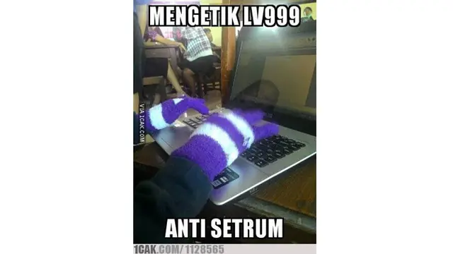 6 Kelakuan Kocak Orang Pakai Gadget Ini Bikin Tepuk Jidat