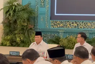 Presiden Prabowo Subianto meminta para pejabat dan tokoh tidak datang ke lokasi bencana jika hanya untuk sekedar foto-foto dan dilihat kehadirannya. Kepala Negara menilai, saat ini ada kecenderungan budaya wisata bencana yang dilakukan sejumlah pihak.