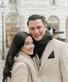 Titi Kamal dan Christian Sugiono melanjutkan liburan keliling Eropa dengan singgah di Vienna. Pasangan suami istri ini tuai pujian dengan gaya romantisnya [@titi_kamall]