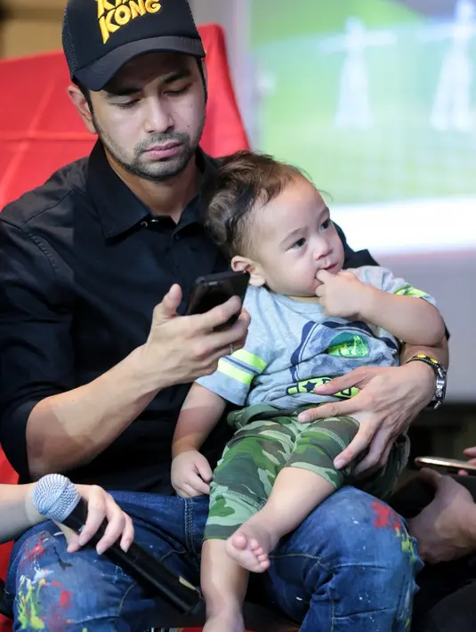 "Pengen bikin satu film terobosan yang baru. Umurnya Rafathar sekarang lagi lucu-lucunya. Saya pengen bikin sendiri filmnya," ucap Raffi Ahmad di Ming Dinning Senayan City, Jakarta Pusat, Minggu (6/11/2016). (Adrian Putra/Bintang.com)