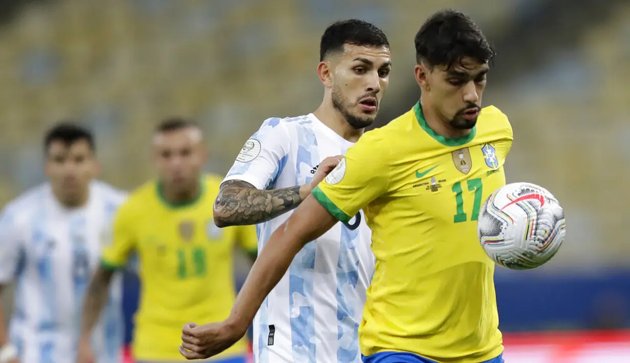 Gelandang Brasil, Lucas Paqueta mengontrol bola dari kawalan gelandang Argentina, Leandro Paredes pada pertandingan final Copa America di stadion Maracana di Rio de Janeiro, Brasil, Minggu (11/7/2021). Argentina menang tipis atas Brasil 1-0 berkat gol tunggal Angel Di Maria. (AP Photo/Andre Penner)