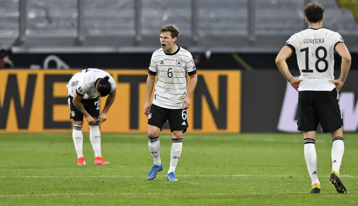 Ekspresi kecewa gelandang Jerman, Joshua Kimmich (tengah) usai timnya kebobolan gol kedua oleh Makedonia Utara dalam laga lanjutan Kualifikasi Piala Dunia 2022 Zona Eropa Grup J di Duisburg, Jerman, Rabu (31/3/2021). Jerman kalah 1-2 dari Makedonia Utara. (AP/Martin Meissner)
