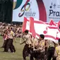 Sejumlah peserta beraksi dalam acara pembukaan Raimuna Nasional XI yang digelar di Bumi Perkemahan Cibubur, Jakarta Timur, Senin (14/8). Acara itu digelar bersamaan dengan acara Hari Pramuka ke-56. (Liputan6.com/Faizal Fanani)