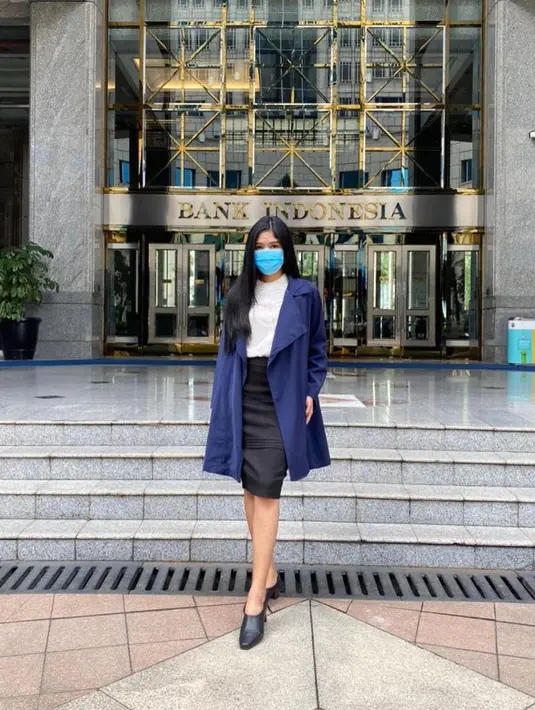 Mix and match rok midi, coat, dan blouse putih untuk gaya ke kantor yang stylish. [IG @erinagudono]