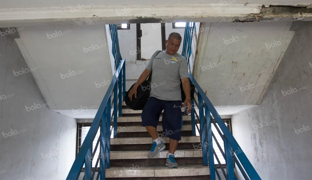 Seorang official Persib mempersiapkan diri jelang latihan di Mess Persib Bandung, Jawa Barat, Senin (2/5/2016). (Bola.com/Vitalis Yogi Trisna)