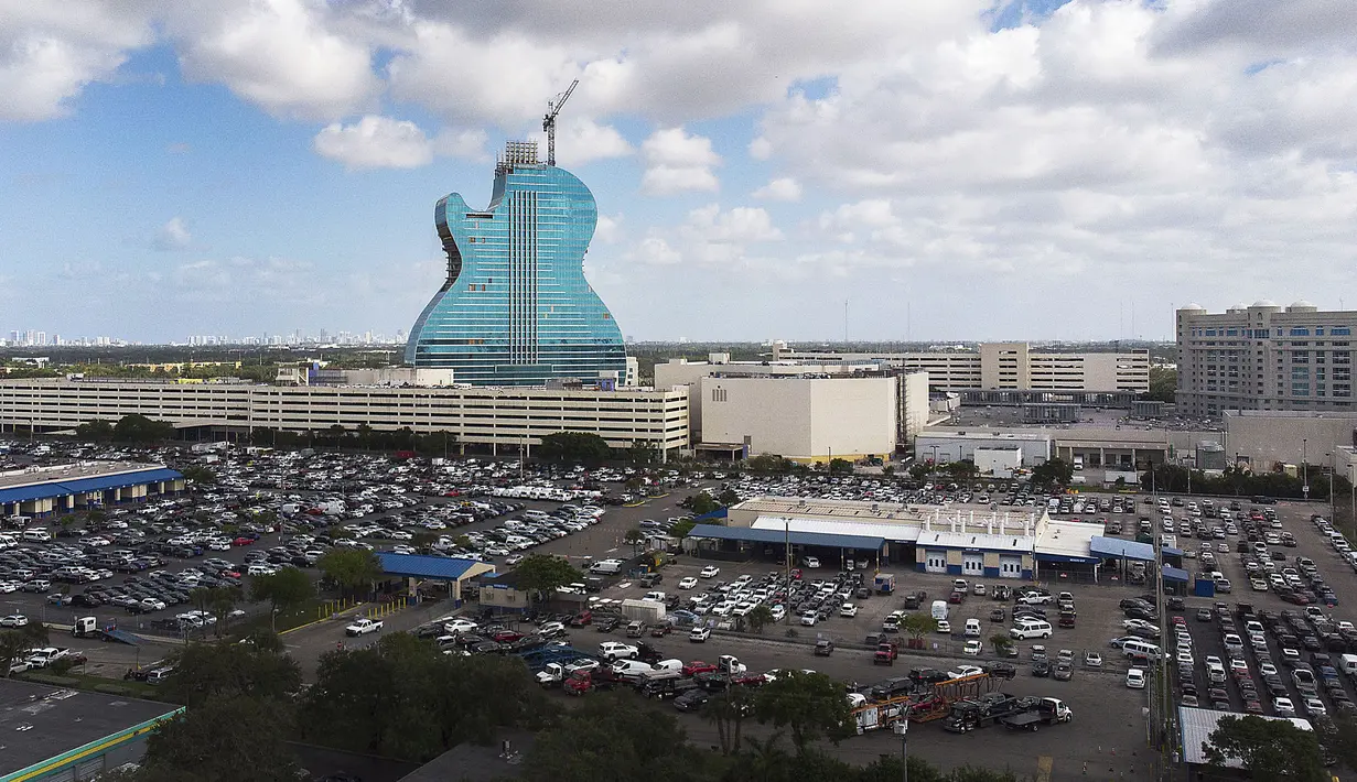 Pemandang udara dari sebuah pesawat tak berawak menunjukkan Hard Rock Hotel terlihat saat sedang dibangun di Hollywood, Florida (24/5/2019). Properti dari hotel ini pun senilai dengan 1,5 miliar dollar Amerika Serikat. (AFP Photo/Joe Raedle)