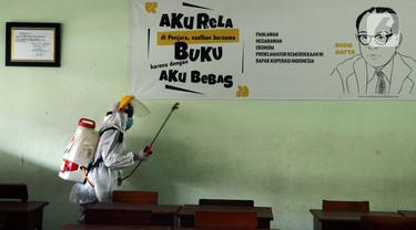 FOTO: Penyemprotan Cairan Disinfektan di SMA 70 Jakarta