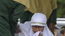 Ekspresi Tjia Nyuk Hwa saat menjalani hukum cambuk di luar Masjid Babussalam, Banda Aceh, Aceh, Indonesia, Selasa (27/2). Tjia Nyuk Hwa dan suaminya, Tjia Nyuk Hwa, memilih dicambuk meski mereka merupakan nonmuslim. (AFP FOTO/CHAIDEER MAHYUDDIN)