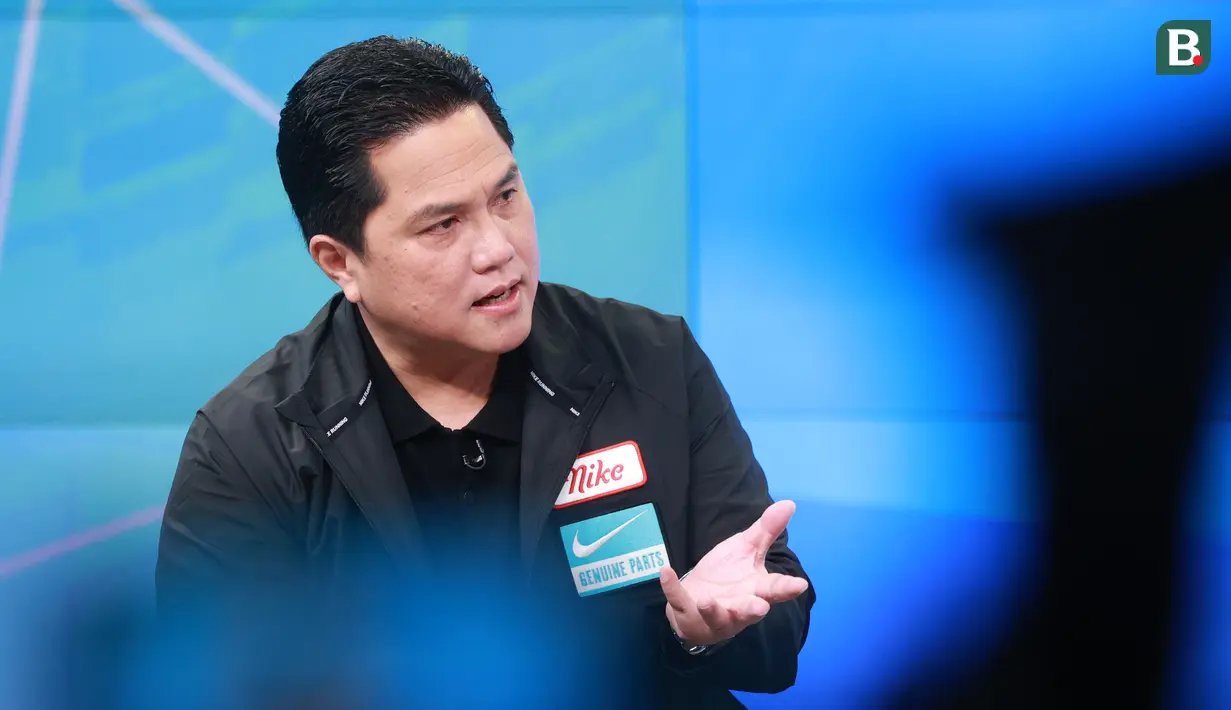 Ketua umum PSSI, Erick Thohir, memberikan keterangan saat wawancara ekslusif pada program acara Liputan 6 Talks di SCTV Tower, Jakarta, Minggu (09/04/2023). Sanksi dari otoritas sepak bola tertinggi di dunia itu berupa pembekuan dana dari FIFA Forward. (Bola.com/M Iqbal Ichsan)